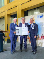 251009_EhrungKrebsIHK-2_klein