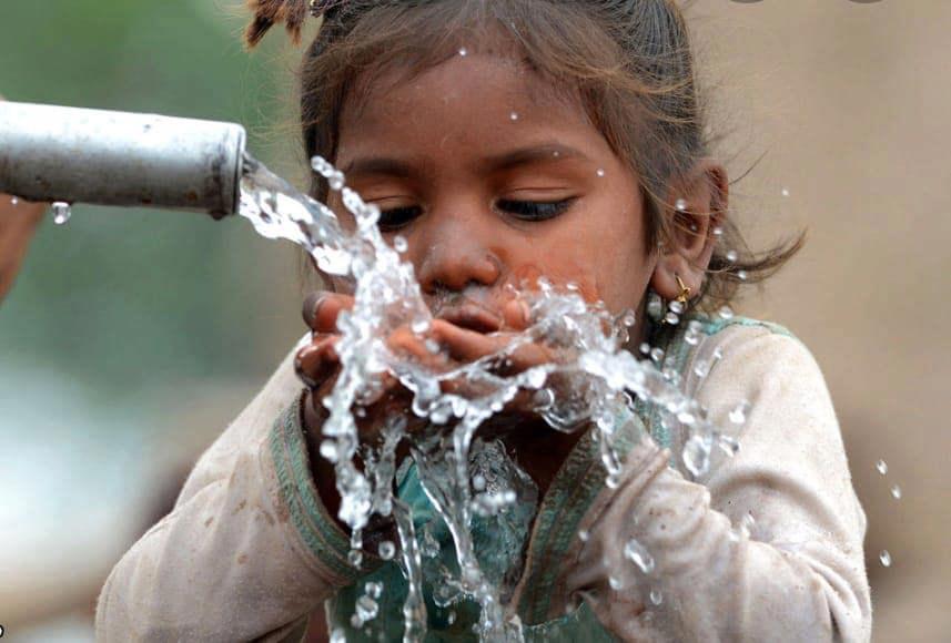 Kind mit Wasser Nepal