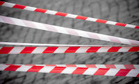 Absperrband_Pflaster_SymbolbildiStock